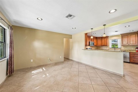 House in Sarasota, Florida 3 bedrooms, 135.73 sq.m. № 2220261 - photo 8