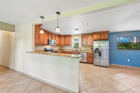 House in Sarasota, Florida 3 bedrooms, 135.73 sq.m. № 2220261 - photo 10
