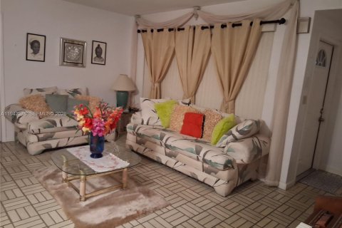 House in Miramar, Florida 3 bedrooms, 140.56 sq.m. № 2055016 - photo 3