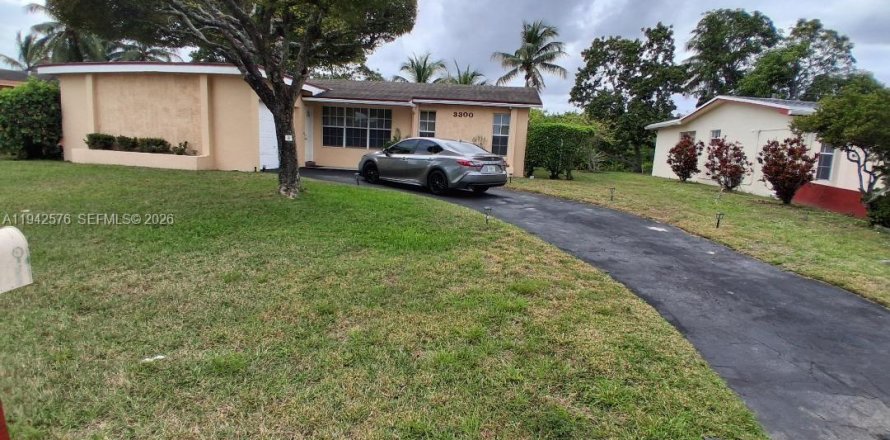 House in Miramar, Florida 3 bedrooms, 140.56 sq.m. № 2055016
