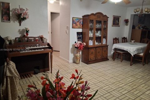 House in Miramar, Florida 3 bedrooms, 140.56 sq.m. № 2055016 - photo 2