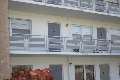 Condo in Saint Petersburg, Florida, 1 bedroom  № 1437943 - photo 2
