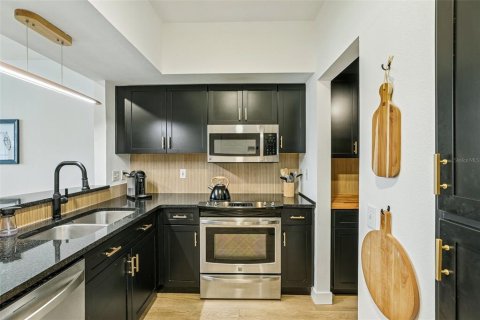Condo in Orlando, Florida, 2 bedrooms № 2305010 - photo 13