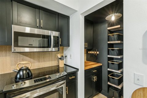 Condo in Orlando, Florida, 2 bedrooms № 2305010 - photo 16