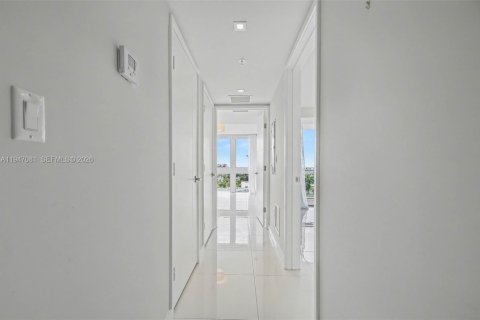 Condo in Bay Harbor Islands, Florida, 2 bedrooms № 2006903 - photo 16