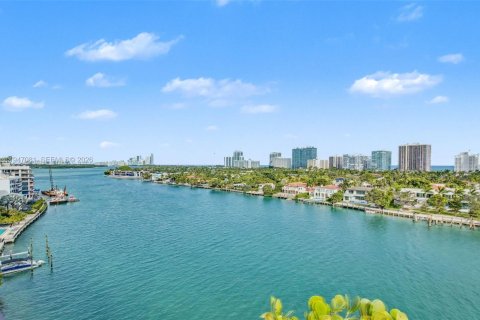 Condo in Bay Harbor Islands, Florida, 2 bedrooms № 2006903 - photo 2