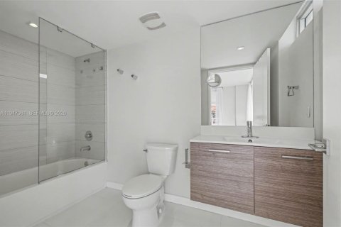 Condo in Bay Harbor Islands, Florida, 2 bedrooms № 2006903 - photo 9