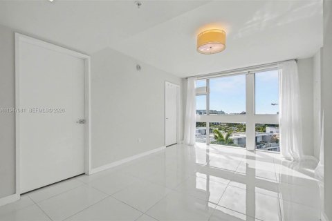 Condo in Bay Harbor Islands, Florida, 2 bedrooms № 2006903 - photo 18