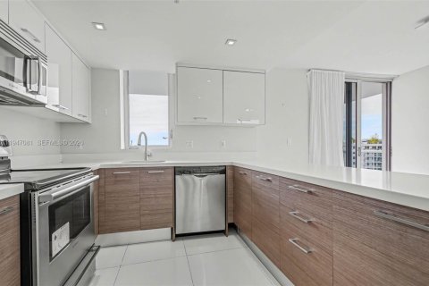 Condo in Bay Harbor Islands, Florida, 2 bedrooms № 2006903 - photo 23