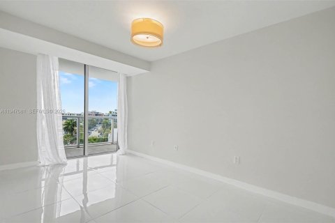 Condo in Bay Harbor Islands, Florida, 2 bedrooms № 2006903 - photo 10