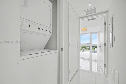 Condo in Bay Harbor Islands, Florida, 2 bedrooms № 2006903 - photo 17