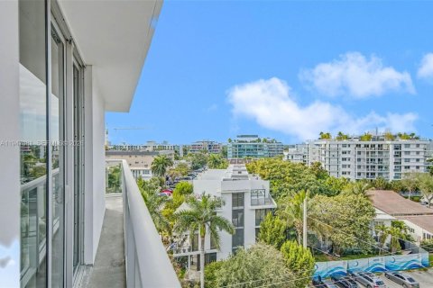 Condo in Bay Harbor Islands, Florida, 2 bedrooms № 2006903 - photo 6