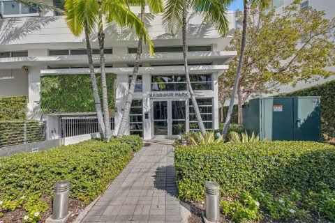 Condo in Bay Harbor Islands, Florida, 2 bedrooms № 2006903 - photo 3