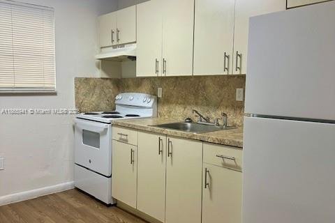 House in Miami, Florida 2 bedrooms, 144.46 sq.m. № 1895761 - photo 4