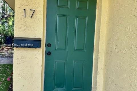 House in Miami, Florida 2 bedrooms, 144.46 sq.m. № 1895761 - photo 1
