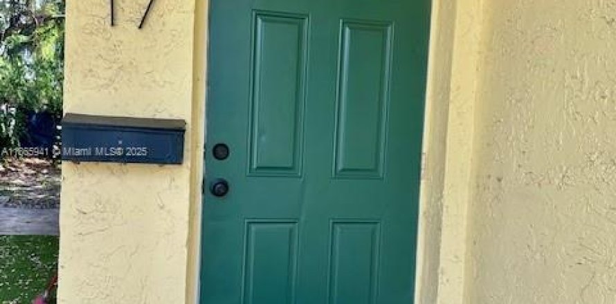 House in Miami, Florida 2 bedrooms, 144.46 sq.m. № 1895761
