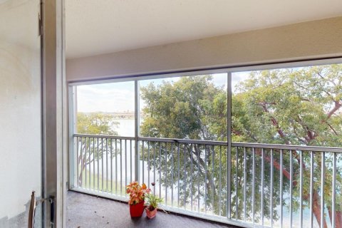 Condo in Pembroke Pines, Florida, 2 bedrooms  № 1036128 - photo 1