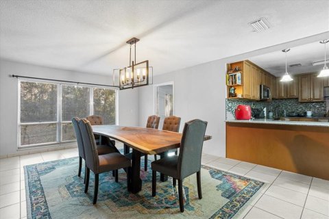 House in Gainesville, Florida 4 bedrooms, 177.81 sq.m. № 2211983 - photo 6