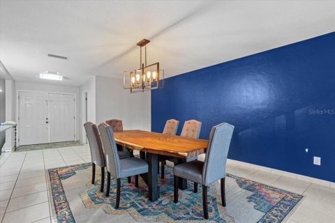 House in Gainesville, Florida 4 bedrooms, 177.81 sq.m. № 2211983 - photo 7