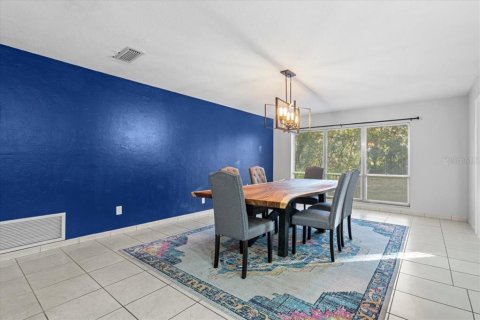 House in Gainesville, Florida 4 bedrooms, 177.81 sq.m. № 2211983 - photo 8