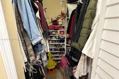 House in Miami, Florida 3 bedrooms, 150.78 sq.m. № 2010662 - photo 28