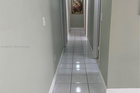 House in Miami, Florida 3 bedrooms, 150.78 sq.m. № 2010662 - photo 18