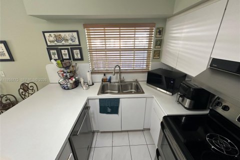 House in Miami, Florida 3 bedrooms, 150.78 sq.m. № 2010662 - photo 17