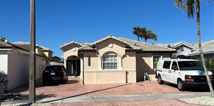 House in Miami, Florida 3 bedrooms, 150.78 sq.m. № 2010662