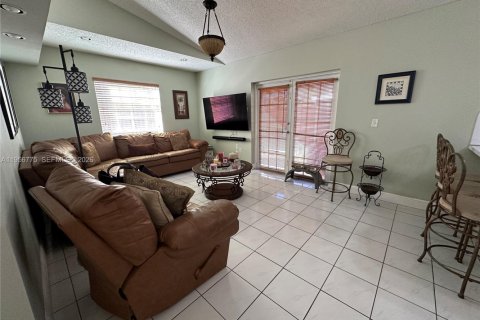 House in Miami, Florida 3 bedrooms, 150.78 sq.m. № 2010662 - photo 11