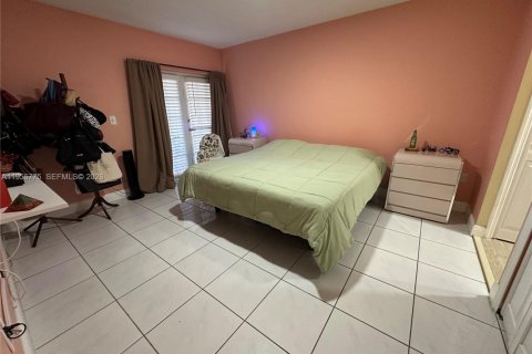 House in Miami, Florida 3 bedrooms, 150.78 sq.m. № 2010662 - photo 22