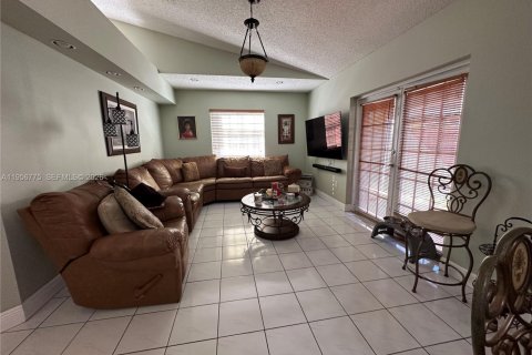 House in Miami, Florida 3 bedrooms, 150.78 sq.m. № 2010662 - photo 12