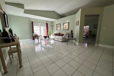 House in Miami, Florida 3 bedrooms, 150.78 sq.m. № 2010662 - photo 9