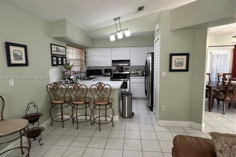 House in Miami, Florida 3 bedrooms, 150.78 sq.m. № 2010662 - photo 13