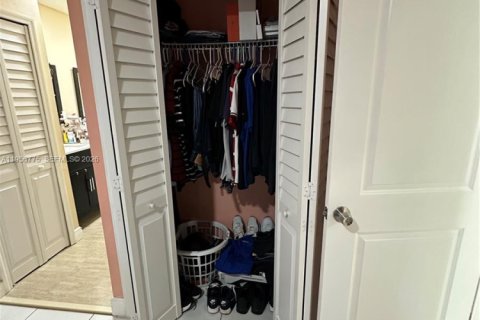 House in Miami, Florida 3 bedrooms, 150.78 sq.m. № 2010662 - photo 23