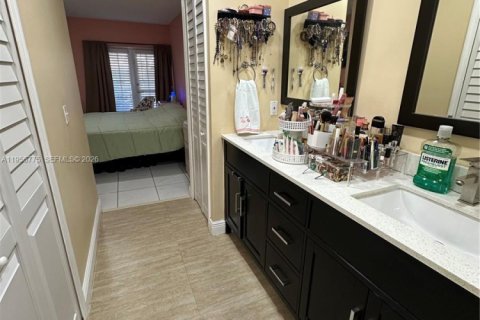 House in Miami, Florida 3 bedrooms, 150.78 sq.m. № 2010662 - photo 25