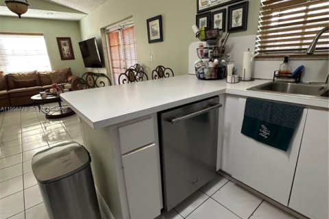 House in Miami, Florida 3 bedrooms, 150.78 sq.m. № 2010662 - photo 16