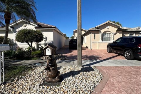 House in Miami, Florida 3 bedrooms, 150.78 sq.m. № 2010662 - photo 2