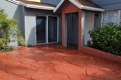 Casa en alquiler en Miami, Florida, 4 dormitorios, 236.25 m2 № 2009169 - foto 2