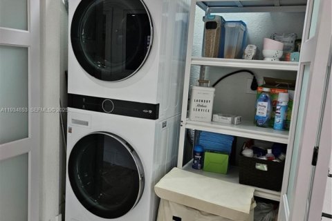 Casa en venta en Miami, Florida, 3 dormitorios, 159.98 m2 № 1993651 - foto 10