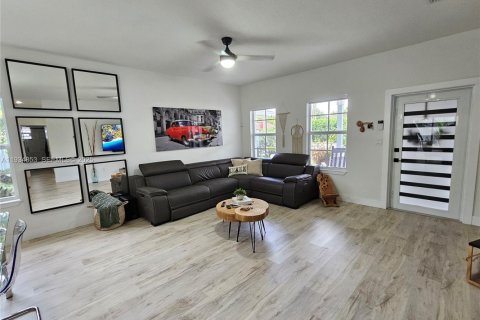 Casa en venta en Miami, Florida, 3 dormitorios, 159.98 m2 № 1993651 - foto 3