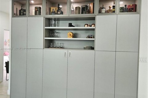 Casa en venta en Miami, Florida, 3 dormitorios, 159.98 m2 № 1993651 - foto 6