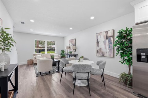 House in Tampa, Florida 4 bedrooms, 130.71 sq.m. № 2330953 - photo 8