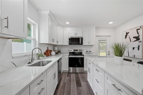 House in Tampa, Florida 4 bedrooms, 130.71 sq.m. № 2330953 - photo 13