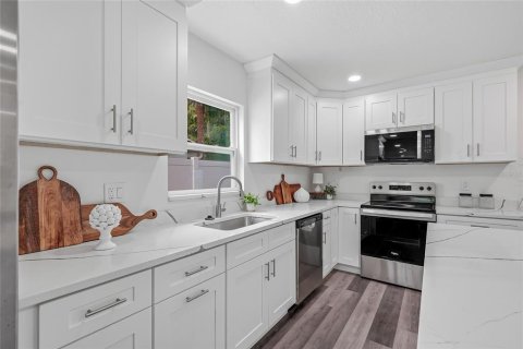 House in Tampa, Florida 4 bedrooms, 130.71 sq.m. № 2330953 - photo 12