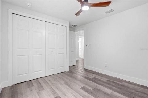 House in Tampa, Florida 4 bedrooms, 130.71 sq.m. № 2330953 - photo 25