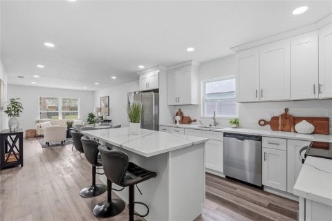 House in Tampa, Florida 4 bedrooms, 130.71 sq.m. № 2330953 - photo 10