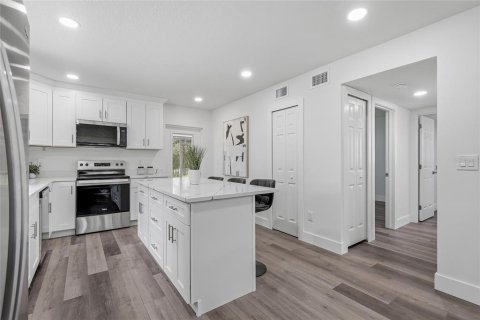 House in Tampa, Florida 4 bedrooms, 130.71 sq.m. № 2330953 - photo 14