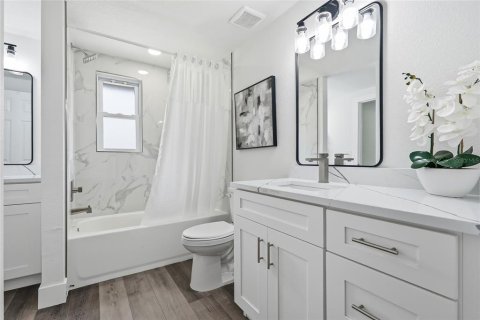 House in Tampa, Florida 4 bedrooms, 130.71 sq.m. № 2330953 - photo 23