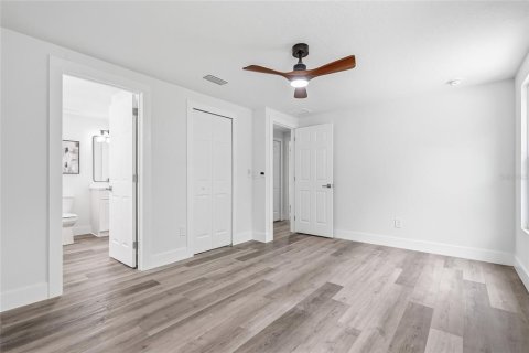 House in Tampa, Florida 4 bedrooms, 130.71 sq.m. № 2330953 - photo 21