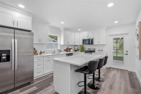 House in Tampa, Florida 4 bedrooms, 130.71 sq.m. № 2330953 - photo 9